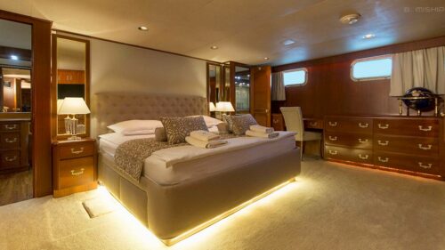l_croatia-luxury-crew-yacht-charter-broward-marine-30-auriane-15-