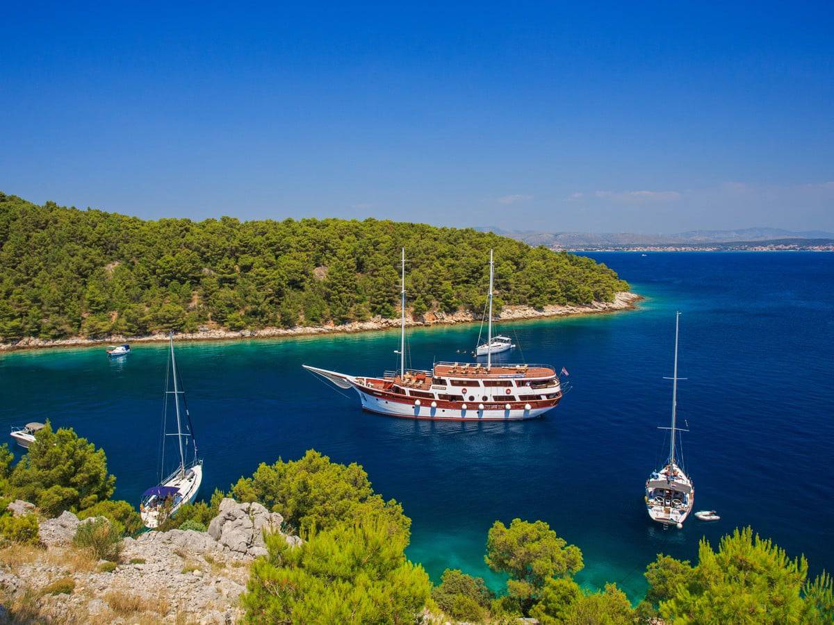 gulet-cesarica-charter-croatia-rental (10) cesarica-yacht-charter-croatia-sailing-holidays-croatia-booking-yacht-charter-croatia-catamarans-sailboats-motorboats-gulets-luxury-yachts-boat-rental-2.