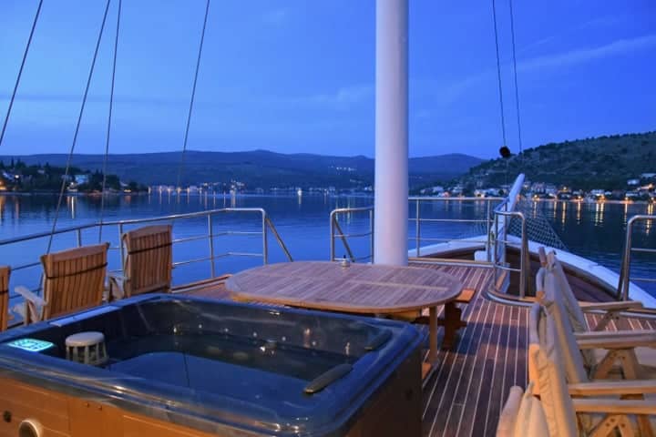 gulet-cesarica-charter-croatia-rental (15) cesarica-yacht-charter-croatia-sailing-holidays-croatia-booking-yacht-charter-croatia-catamarans-sailboats-motorboats-gulets-luxury-yachts-boat-rental-15