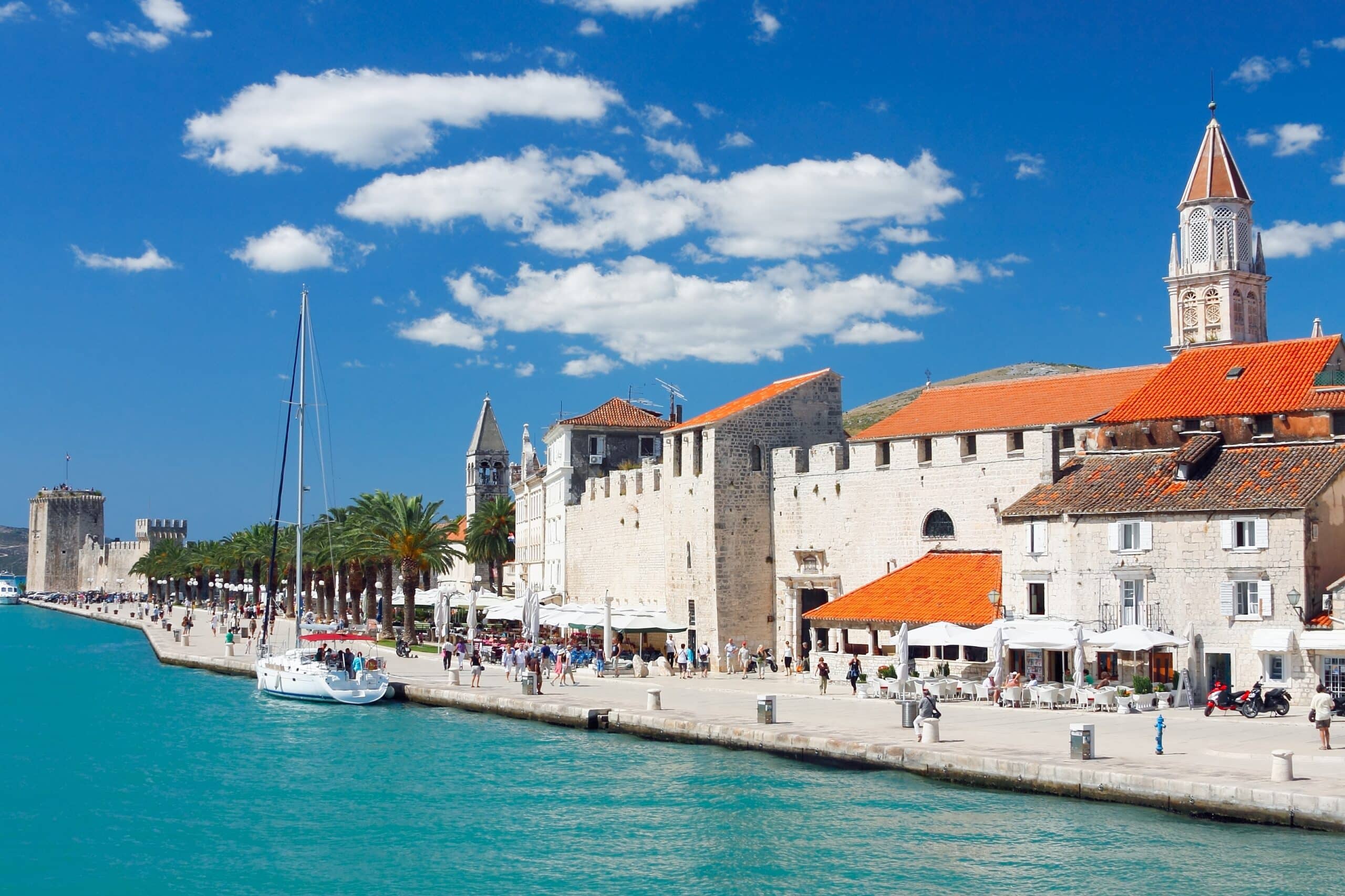 trogir katamarán charter chorvatsko